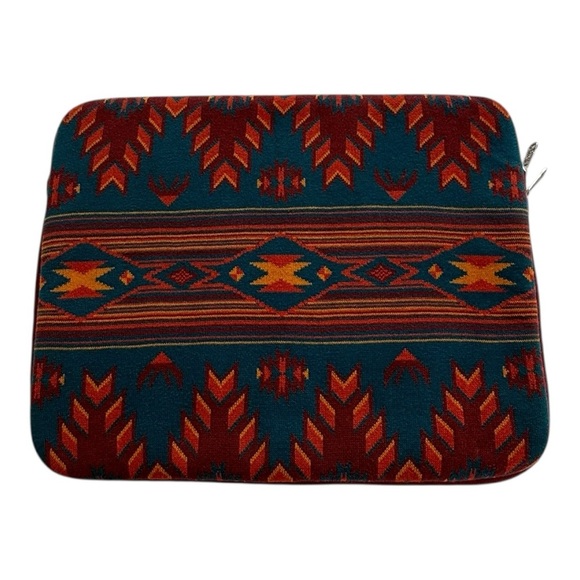 TNA | Aritzia Aztec Print Lined Tablet & Laptop Holder - Picture 2 of 9